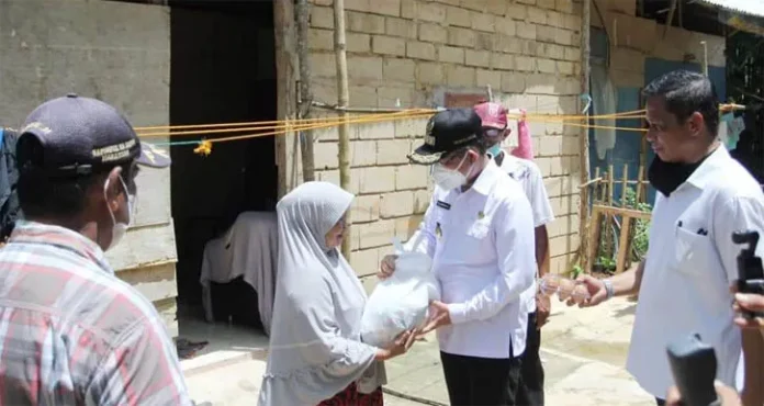 Wali Kota Kendari Bagikan Sembako Gratis Tahap Pertama ke Warga