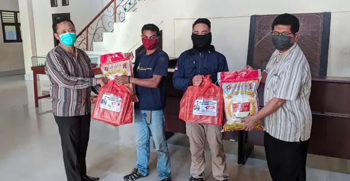 Mahasiswa USN Terdampak Covid-19 Terima Paket Sembako