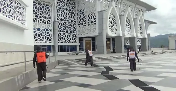 semprot_masjid Jelang Ramadan, Brimob Polda Sultra Semprot Disinfektan ke 473 Masjid