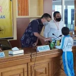 Tak Jadi Beli Hp, Siswa SD di Kendari Sumbangkan Tabungannya Bantu Atasi Covid-19 Tak Jadi Beli Hp, Siswa SD di Kendari Sumbangkan Tabungannya Bantu Atasi Covid-19
