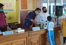 Tak Jadi Beli Hp, Siswa SD di Kendari Sumbangkan Tabungannya Bantu Atasi Covid-19 Tak Jadi Beli Hp, Siswa SD di Kendari Sumbangkan Tabungannya Bantu Atasi Covid-19