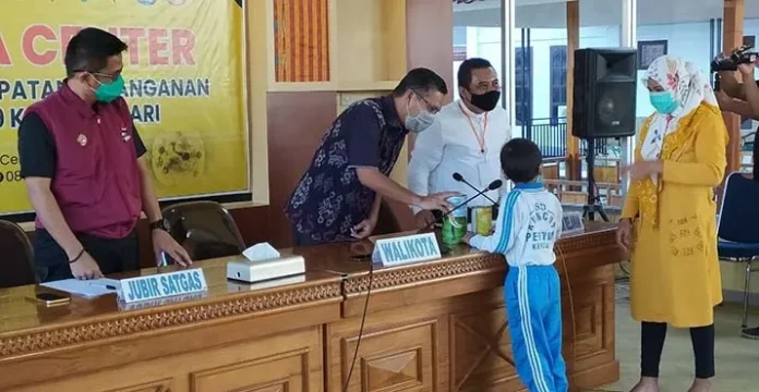 Tak Jadi Beli Hp, Siswa SD di Kendari Sumbangkan Tabungannya Bantu Atasi Covid-19