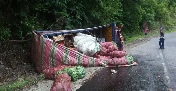 Truk Pengangkut 7 Ton Sayur Terguling di Kolaka Utara