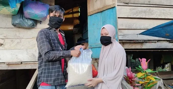 Forum Wartawan Kolaka Salurkan 100 Paket Bantuan Sembako
