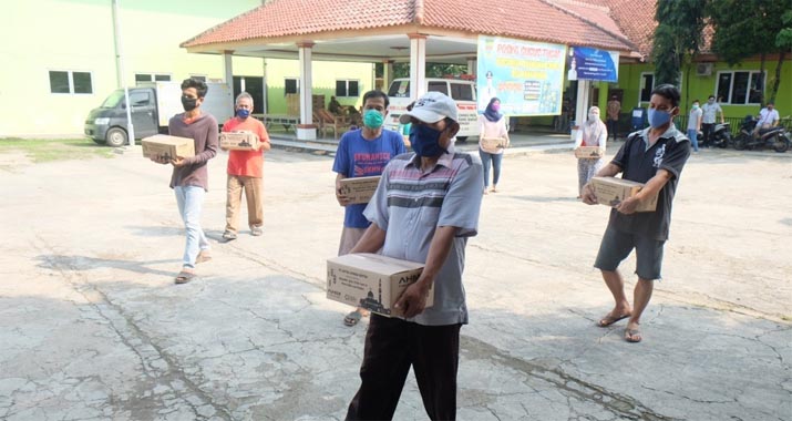 AHM Bagikan 1.100 Paket Sembako Ramadan untuk Masyarakat