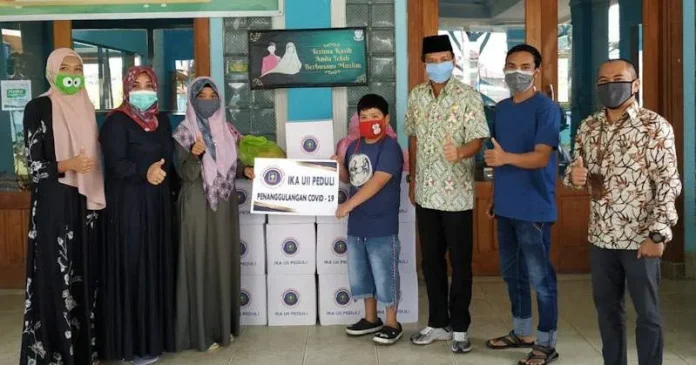 Peduli Penanggulangan Covid-19, IKA UII Salurkan Sembako dan Masker di Sultra