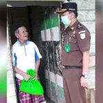 Kejati Sultra Serahkan 300 Paket Sembako ke Warga Kawasan TPU Punggolaka Kejati Sultra Serahkan 300 Paket Sembako ke Warga Kawasan TPU Punggolaka