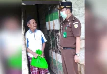 Kejati Sultra Serahkan 300 Paket Sembako ke Warga Kawasan TPU Punggolaka Kejati Sultra Serahkan 300 Paket Sembako ke Warga Kawasan TPU Punggolaka