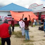 Dilarang Berlabuh, KM Mega Abadi Turunkan Penumpang di Tengah Laut Dilarang Berlabuh, KM Mega Abadi Turunkan Penumpang di Tengah Laut