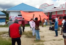 Dilarang Berlabuh, KM Mega Abadi Turunkan Penumpang di Tengah Laut Dilarang Berlabuh, KM Mega Abadi Turunkan Penumpang di Tengah Laut