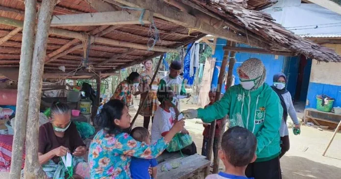 PKB Sultra Bagikan Sembako dan Masker ke Warga Kendari