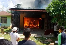 Sebuah Ruko Elektronik di Tongkuno Ludes Dilahap Si Jago Merah Sebuah Ruko Elektronik di Tongkuno Ludes Dilahap Si Jago Merah