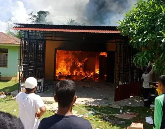 Sebuah Ruko Elektronik di Tongkuno Ludes Dilahap Si Jago Merah Sebuah Ruko Elektronik di Tongkuno Ludes Dilahap Si Jago Merah