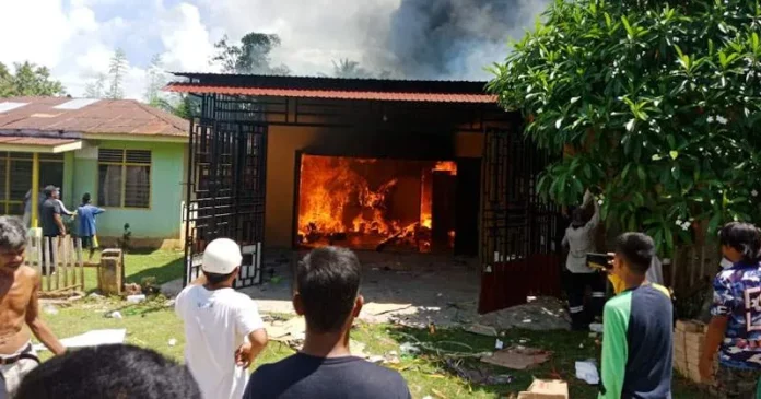 Kebakaran Sebuah Ruko Elektronik di Tongkuno Ludes Dilahap Si Jago Merah