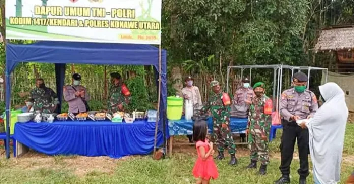 Dirikan Dapur Umum, TNI-Polri di Konut Berbagi Makanan