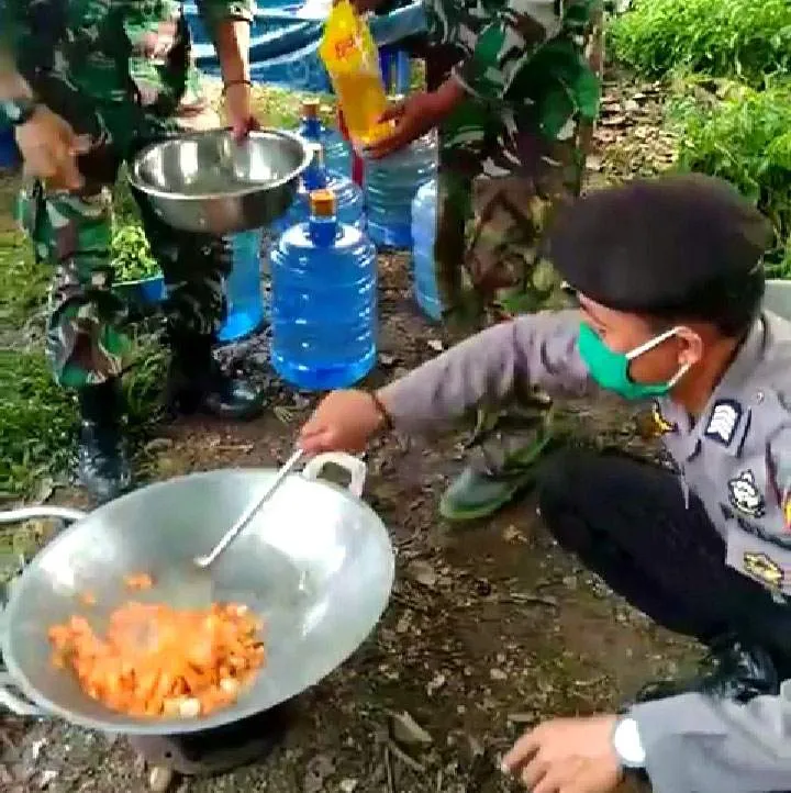 Dirikan Dapur Umum, TNI-Polri di Konut Berbagi Makanan