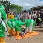 Satu Warga Ditemukan Meninggal di Pasar Wameo, Jenazah Dievakuasi Pakai APD Satu Warga Ditemukan Meninggal di Pasar Wameo, Jenazah Dievakuasi Pakai APD