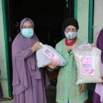 Ketua Tim Penggerak PKK Kendari bersama Salimah Salurkan 100 Paket Sembako Ketua Tim Penggerak PKK Kendari bersama Salimah Salurkan 100 Paket Sembako