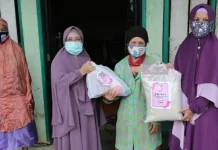 Ketua Tim Penggerak PKK Kendari bersama Salimah Salurkan 100 Paket Sembako Ketua Tim Penggerak PKK Kendari bersama Salimah Salurkan 100 Paket Sembako