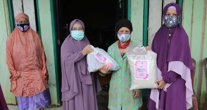PSX_20200522_191932 Ketua Tim Penggerak PKK Kendari bersama Salimah Salurkan 100 Paket Sembako