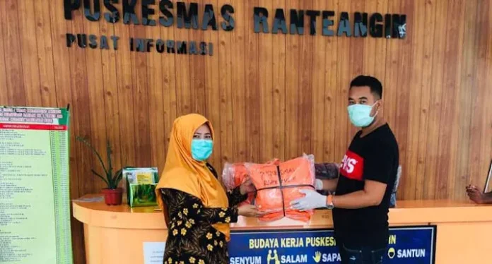 Perusahaan Kontruksi di Kolut Salurkan Ratusan APD ke Petugas Medis