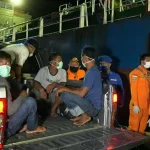 Tiga Hari Terombang Ambing di Lautan, Awak KM Bunga Rosia Dievakuasi di Baubau Tiga Hari Terombang Ambing di Lautan, Awak KM Bunga Rosia Dievakuasi di Baubau