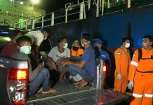 Tiga Hari Terombang Ambing di Lautan, Awak KM Bunga Rosia Dievakuasi di Baubau Tiga Hari Terombang Ambing di Lautan, Awak KM Bunga Rosia Dievakuasi di Baubau