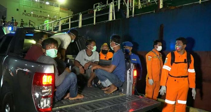 Tiga Hari Terombang Ambing di Lautan, Awak KM Bunga Rosia Dievakuasi di Baubau