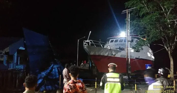 Kapal Aksar Saputra Tabrak Gapura Pelabuhan Raha