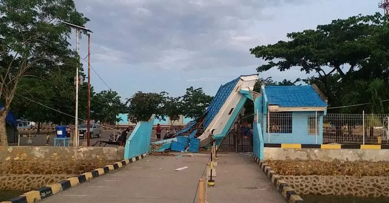 Kapal Aksar Saputra Tabrak Gapura Pelabuhan Raha