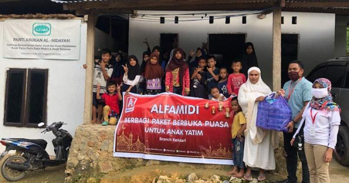 Alfamidi Bagi-bagi Ratusan Paket Buka Puasa di Konsel dan Kendari