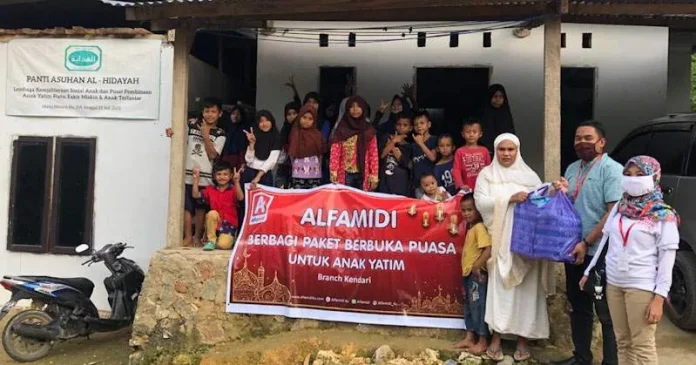 alfamidi 1 Alfamidi Bagi-bagi Ratusan Paket Buka Puasa di Konsel dan Kendari