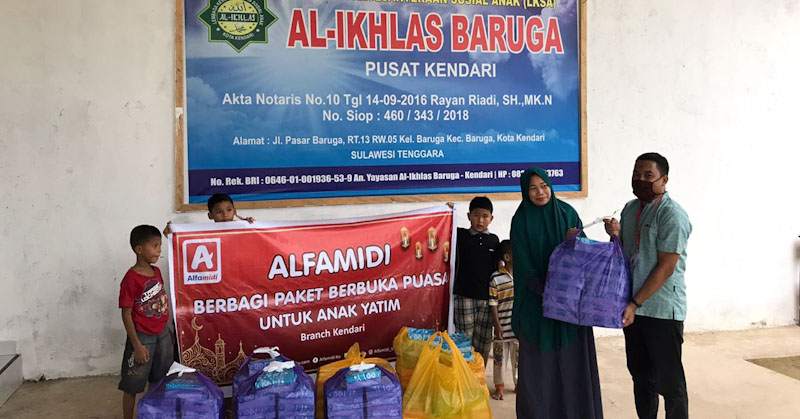 Alfamidi Bagi-bagi Ratusan Paket Buka Puasa di Konsel dan Kendari