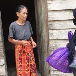 Alumni Komunikasi UHO Angkatan 99 Bagi Sembako ke Warga Kurang Mampu Alumni Komunikasi UHO Angkatan 99 Bagi Sembako ke Warga Kurang Mampu