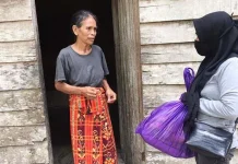 Alumni Komunikasi UHO Angkatan 99 Bagi Sembako ke Warga Kurang Mampu Alumni Komunikasi UHO Angkatan 99 Bagi Sembako ke Warga Kurang Mampu