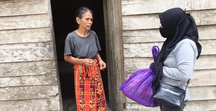 Alumni Komunikasi UHO Angkatan 99 Bagi Sembako ke Warga Kurang Mampu