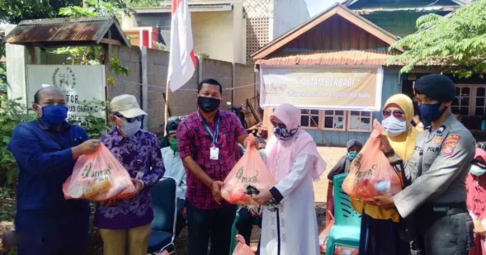 ANTAM Salurkan 70 Paket Sembako Gratis untuk Tena Netra Kolaka