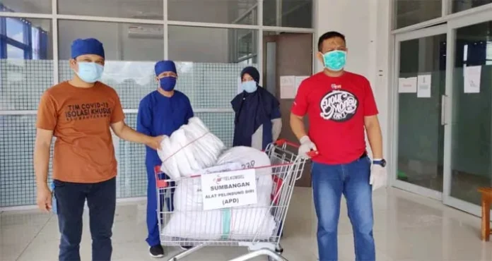 Telkomsel bagi APD ke Rumah Sakit Rujukan Corona di Kendari