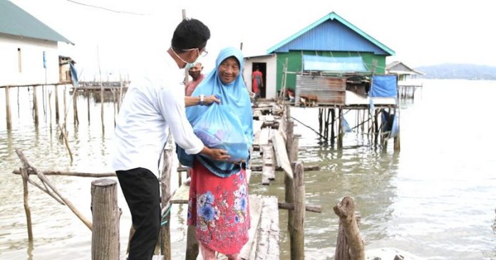 Askrindo Bagikan Ribuan Paket Sembako ke Tiga Kabupaten di Sultra