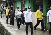 Pemkot Rayakan HUT Kendari dengan Bagi-bagi Sembako Pemkot Rayakan HUT Kendari dengan Bagi-bagi Sembako