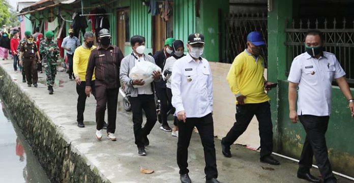 Pemkot Rayakan HUT Kendari dengan Bagi-bagi Sembako