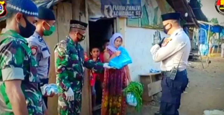 Polres Konut Berbagai Takjil di Tengah Pandemi Covid-19