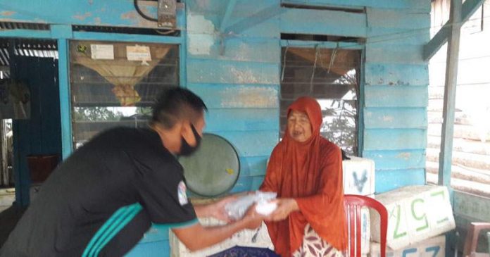 Relawan Indonesia Bersatu Lawan Covid Bagikan Makanan Untuk Warga Kampung Nelayan di Petoaha Kendari