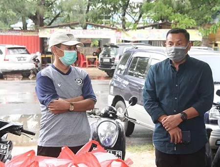 Bagikan Paket Makanan, BINDA Sultra Gandeng  Pemilik Warung Makan Terdampak Covid-19