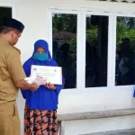 Penyaluran BLT di Desa Tambuha Kolut Dilakukan dari Rumah ke Rumah Penyaluran BLT di Desa Tambuha Kolut Dilakukan dari Rumah ke Rumah