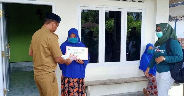 Penyaluran BLT di Desa Tambuha Kolut Dilakukan dari Rumah ke Rumah