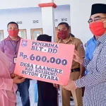 Bupati Butur Hadiri Penyaluran BLT DD dan 500 masker di Desa Laangke Bupati Butur Hadiri Penyaluran BLT DD dan 500 masker di Desa Laangke