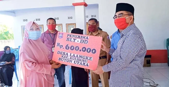 Bupati Butur Hadiri Penyaluran BLT DD dan 500 masker di Desa Laangke