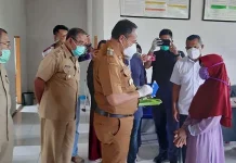 Bupati Mubar Serahkan BLT Dana Desa kepada Masyarakat Wadaga Bupati Mubar Serahkan BLT Dana Desa kepada Masyarakat Wadaga