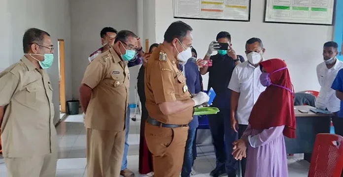 Bupati Mubar Serahkan BLT Dana Desa kepada Masyarakat Wadaga